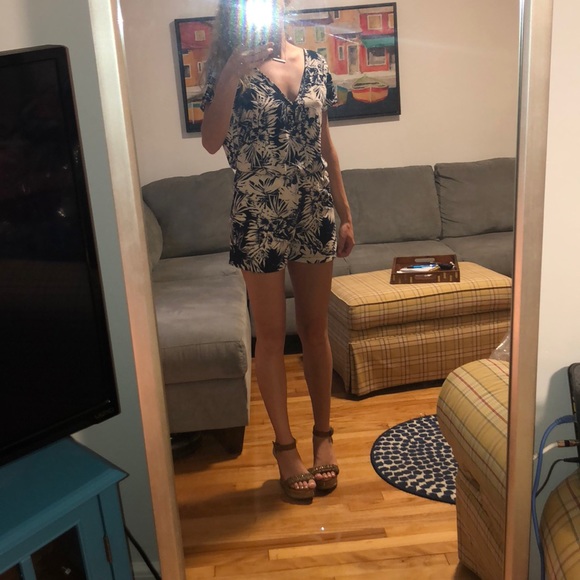 NEW Cute Charlotte Russe Summer/Beachy Romper - Picture 2 of 8